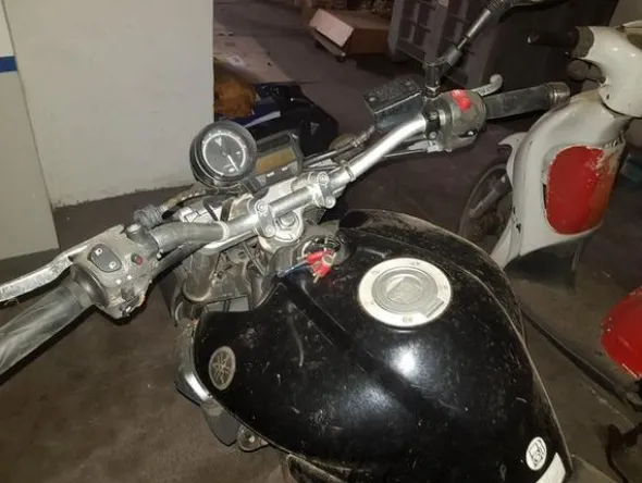 5#3899 Kia Rio e motociclette Yamaha