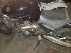 5#3899 Kia Rio e motociclette Yamaha