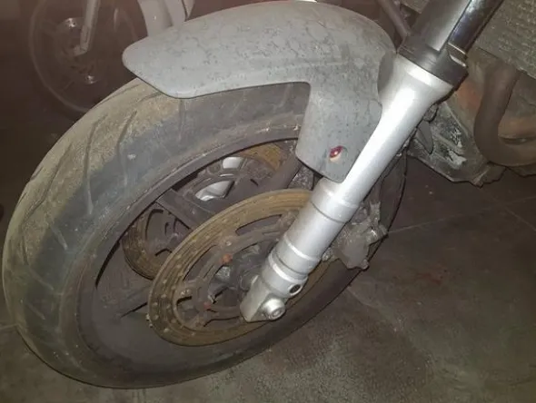 5#3899 Kia Rio e motociclette Yamaha