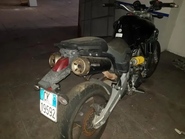5#3899 Kia Rio e motociclette Yamaha