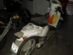 5#3899 Kia Rio e motociclette Yamaha