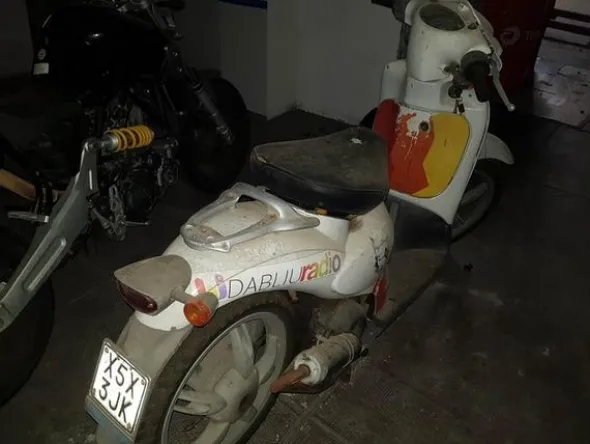 5#3899 Kia Rio e motociclette Yamaha