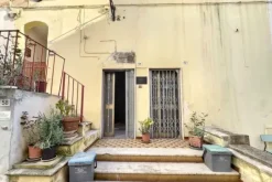 #25560 Laboratorio artigiano con corte in centro città