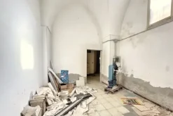 #25560 Laboratorio artigiano con corte in centro città