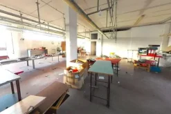 #8673 Laboratorio con corte in edificio residenziale