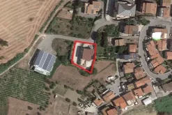 #8673 Laboratorio con corte in edificio residenziale
