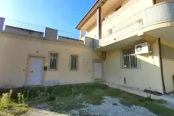 #8673 Laboratorio con corte in edificio residenziale