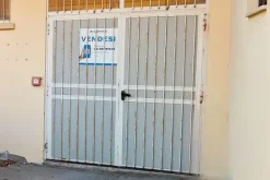 #8673 Laboratorio con corte in edificio residenziale