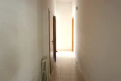 #8673 Laboratorio con corte in edificio residenziale