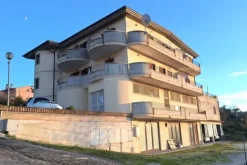 #8673 Laboratorio con corte in edificio residenziale
