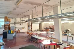 #8673 Laboratorio con corte in edificio residenziale
