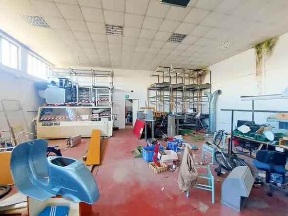 #21106 Laboratorio con corte pertinenziale