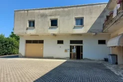 #14759 Laboratorio con zona showroom e uffici