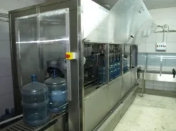 LC618 Linea imbottigliamento automatica usata 18,9L