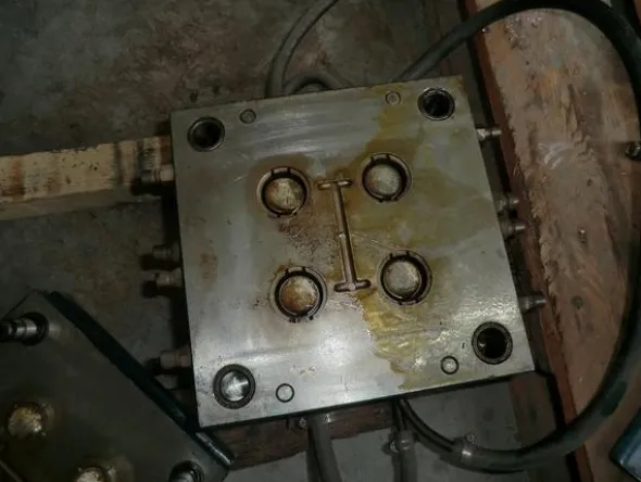 1#4306 Linea di stampi per la produzione di tavolini ribaltabili quadrati e rotondi