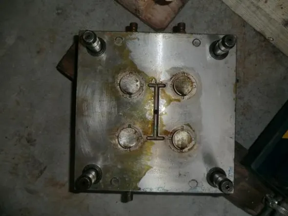 1#4306 Linea di stampi per la produzione di tavolini ribaltabili quadrati e rotondi
