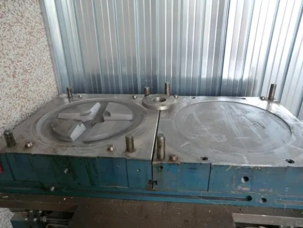 1#4306 Linea di stampi per la produzione di tavolini ribaltabili quadrati e rotondi