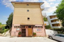 #22395 Locale commerciale al piano sottostrada