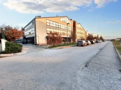 #22974 Locale commerciale con cinque garage