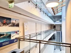 #22974 Locale commerciale con cinque garage