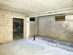 #22974 Locale commerciale con cinque garage