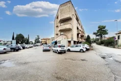 #22548 Locale commerciale con due garage