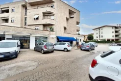 #22548 Locale commerciale con due garage