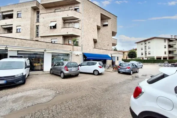 #22548 Locale commerciale con due garage