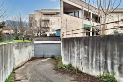 #22548 Locale commerciale con due garage