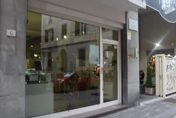 #15249 Locale commerciale con galleria coperta