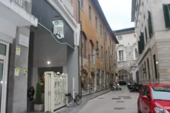 #15249 Locale commerciale con galleria coperta