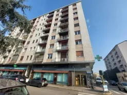 #25196 Locale commerciale con uffici su due livelli in zona semicentrale