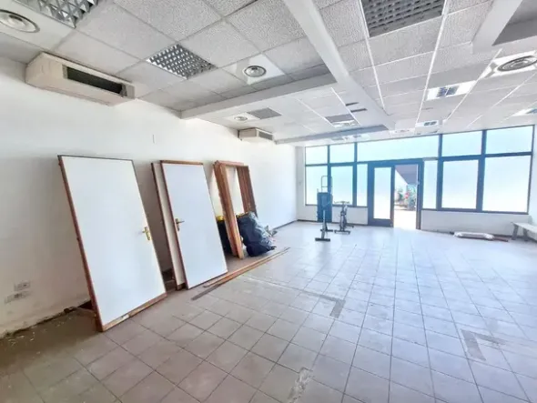 #20500 Locale commerciale e magazzino