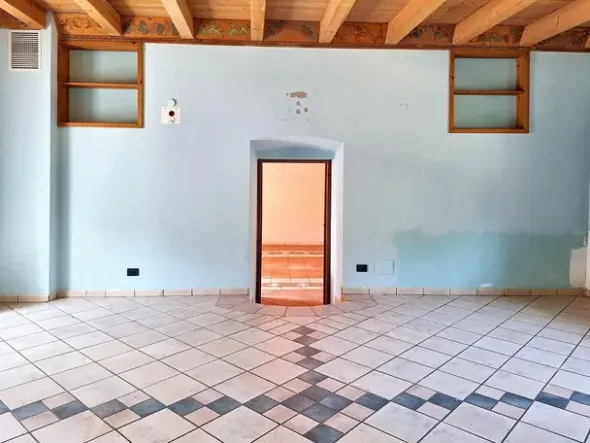 #23550 Locale commerciale ex ristorante con parcheggio e area esterna