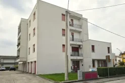 #24650 Locale commerciale in edificio polifunzionale