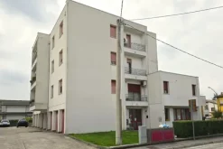 #24650 Locale commerciale in edificio polifunzionale