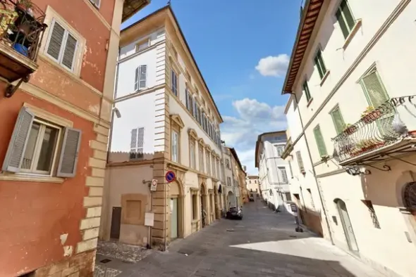 #24782 Locale commerciale in palazzo storico