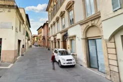 #24782 Locale commerciale in palazzo storico