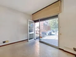 #20145 Locali commerciali in complesso condominiale