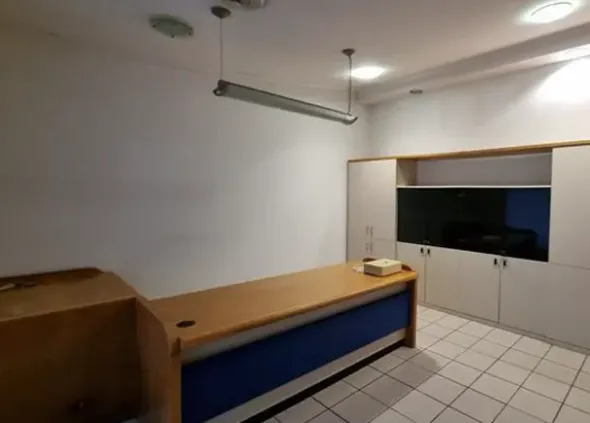 #2536106 Locali di un ex istituto bancario con corte