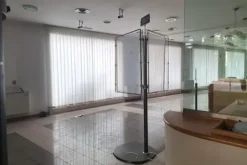#2536106 Locali di un ex istituto bancario con corte