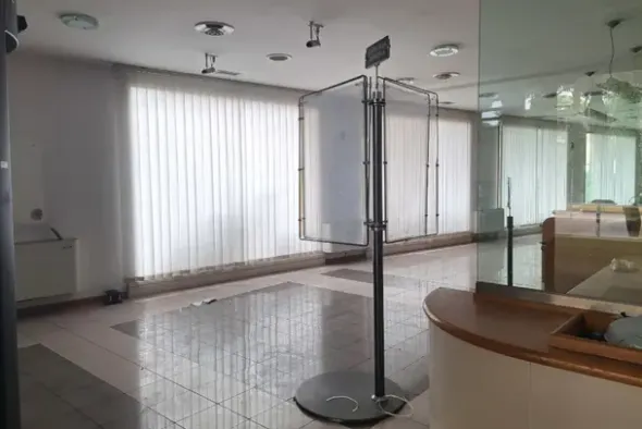 #2536106 Locali di un ex istituto bancario con corte
