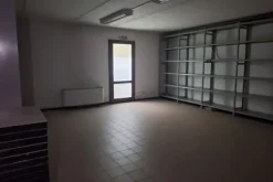 #2536106 Locali di un ex istituto bancario con corte