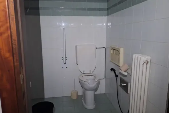 #2536106 Locali di un ex istituto bancario con corte