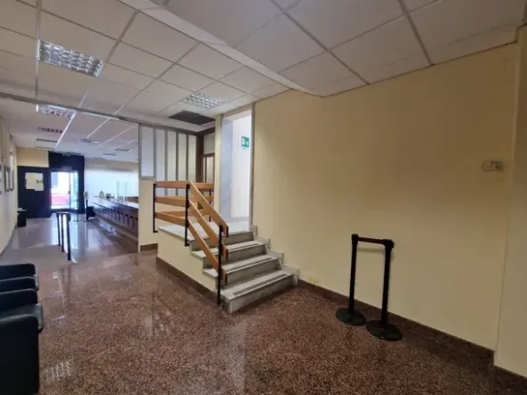 #2519011 Locali ex istituto di credito disposto su 3 piani