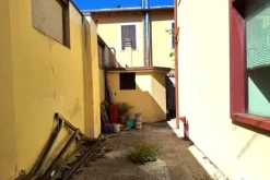 #23503 Locali per centro estetico e medico con corte