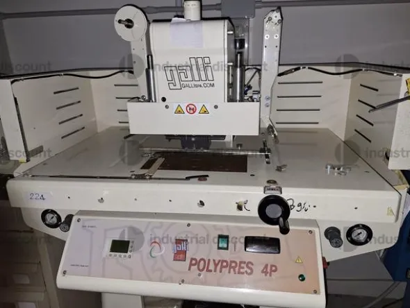 12#8883 Lotto di macchine da cucire e altro per la confezione