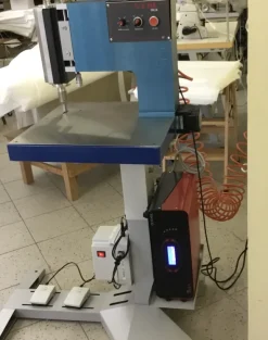 Macchina da cucire ad ultrasuoni