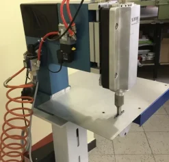 Macchina da cucire ad ultrasuoni