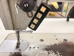 Macchina per cucire lineare rasafilo automatica
